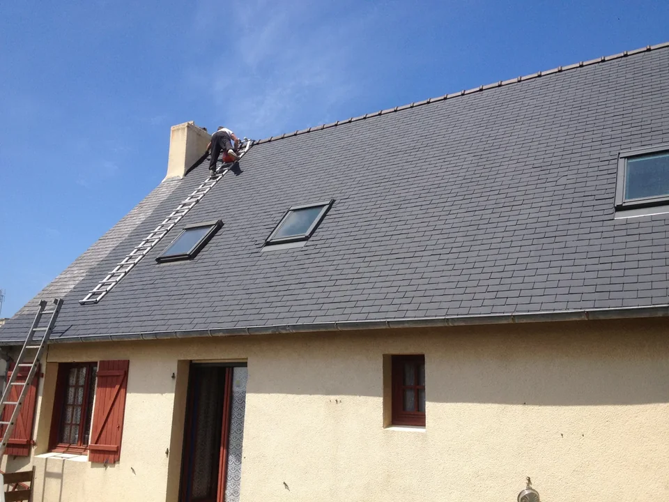 Même maison et toiture sous un ciel bleu