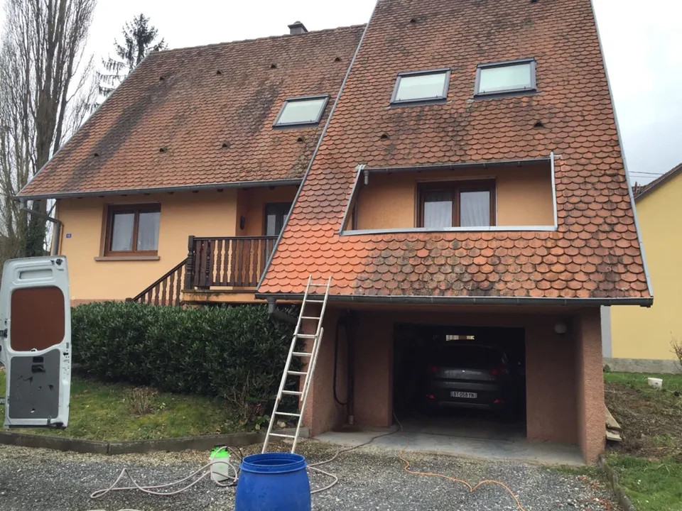 Maison à toiture en tuiles avec fenêtres de toit et échelle