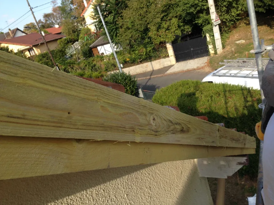 Pièce de bois en toiture