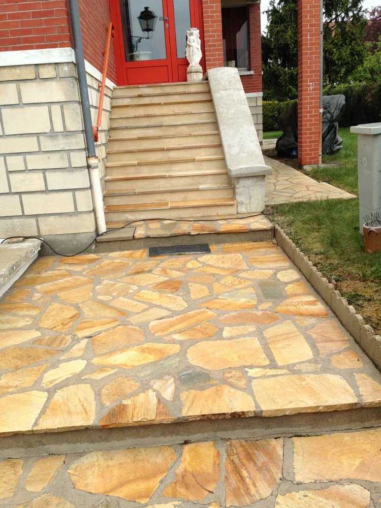 Même escalier devant la porte rouge, avec marches et dallage de couleur claire