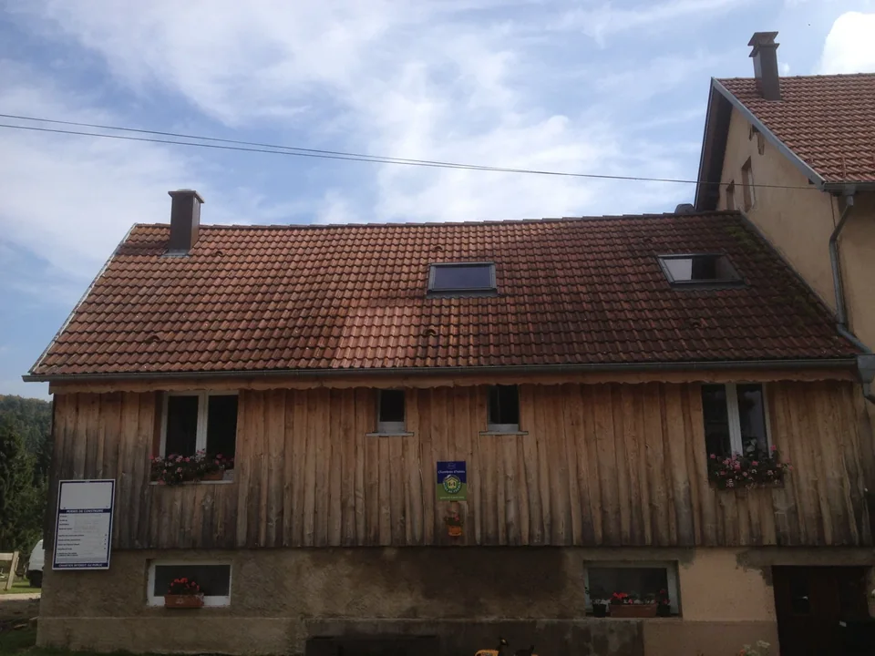 Toiture d’une maison à bardage