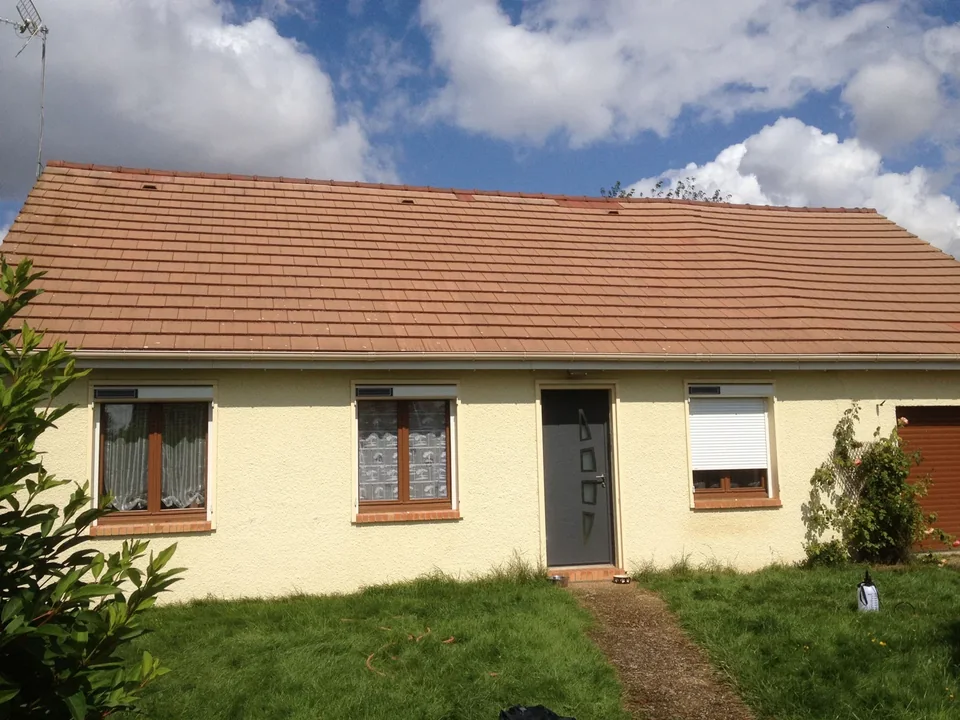 Maison claire avec toiture en tuiles