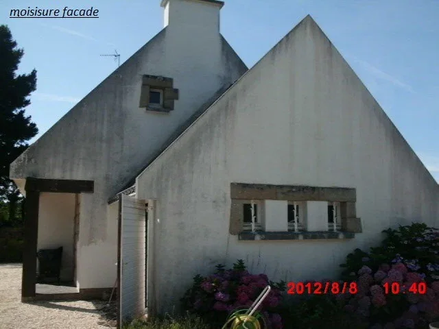 Façade présentant des traces