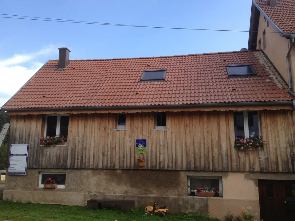 Même toiture avec fenêtres de toit