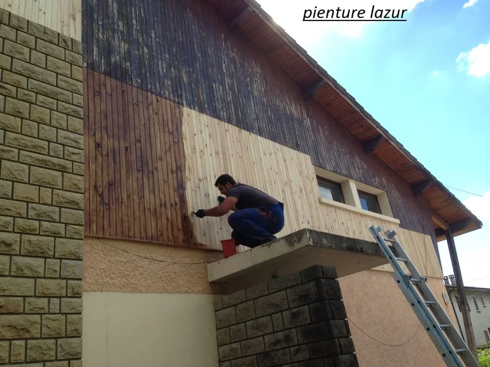 Artisan peignant un bardage