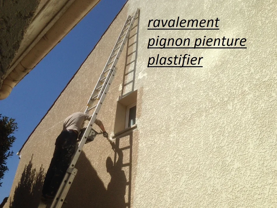 Artisan travaillant sur un pignon